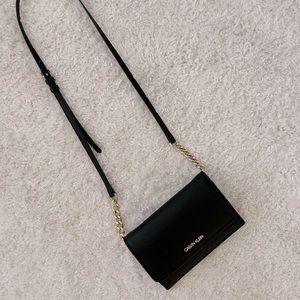 Calvin Klein crossbody purse/wallet like new